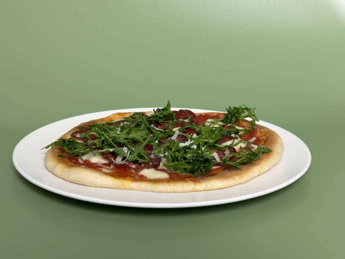 Pizza mit Bresaola, Rucola und Parmesan