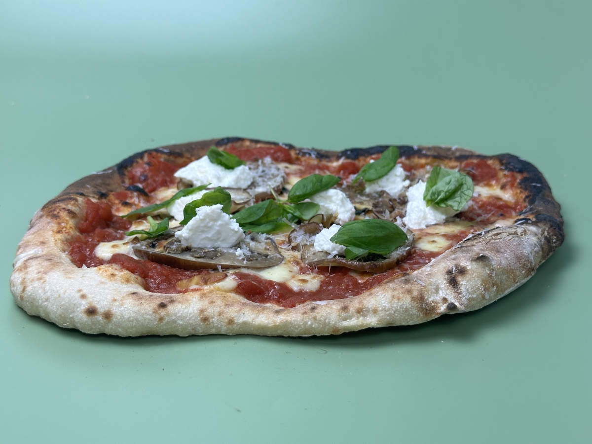 Pizza mit gegrillten Auberginen und Ricotta