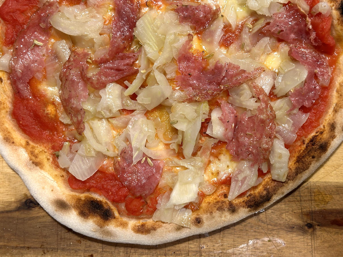 Pizza-Rezept: Karamellisierter Fenchel und Salami für den besonderen Genuss