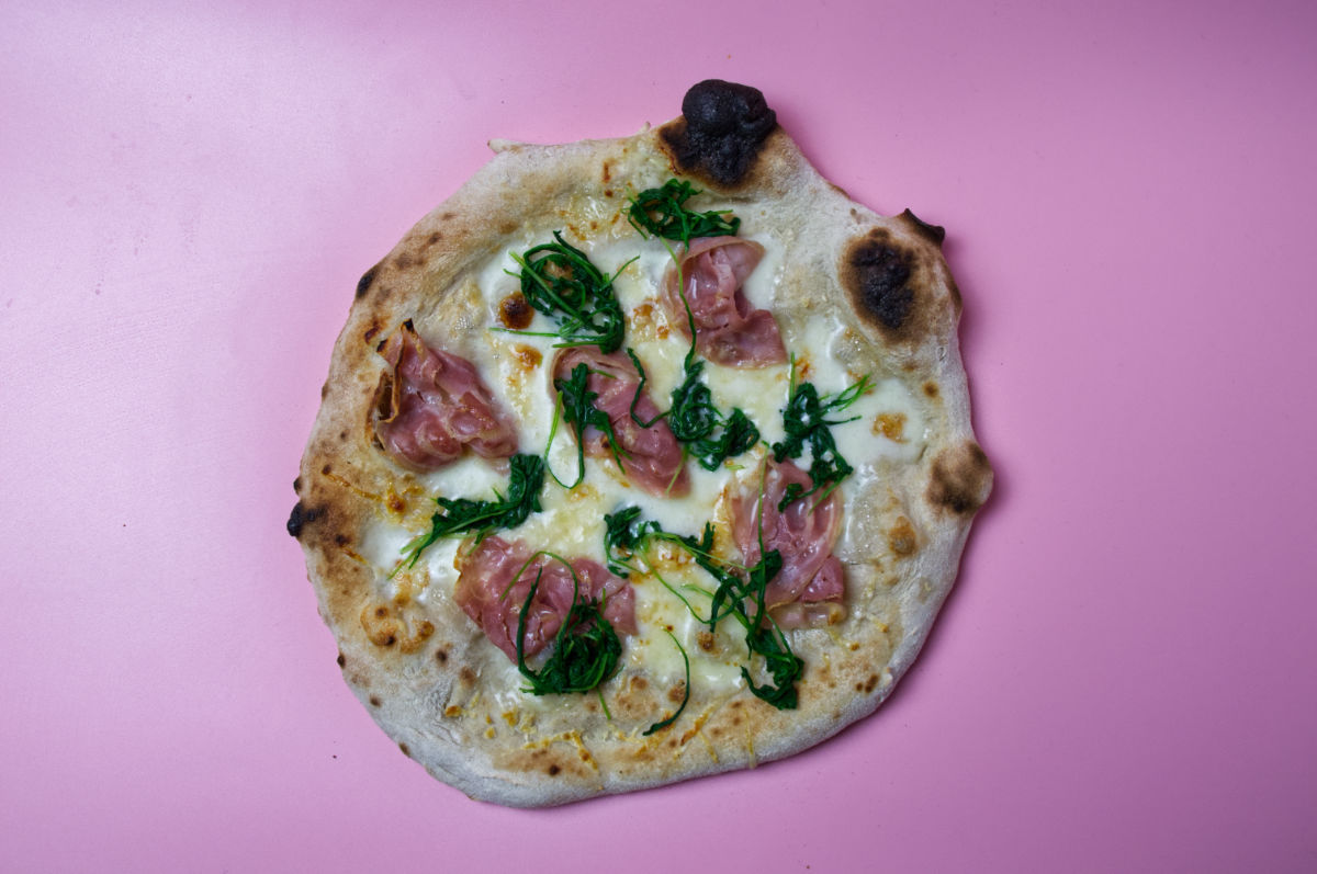 Pizza Bianca: Weiße Pizza mit Porchetta, Rucola und Honig