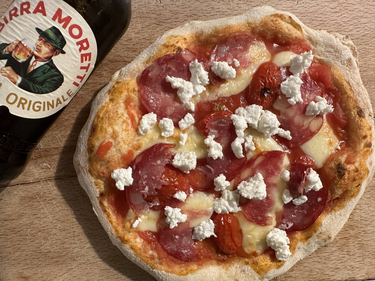 Pizza und Bier: eine leckere Kombination