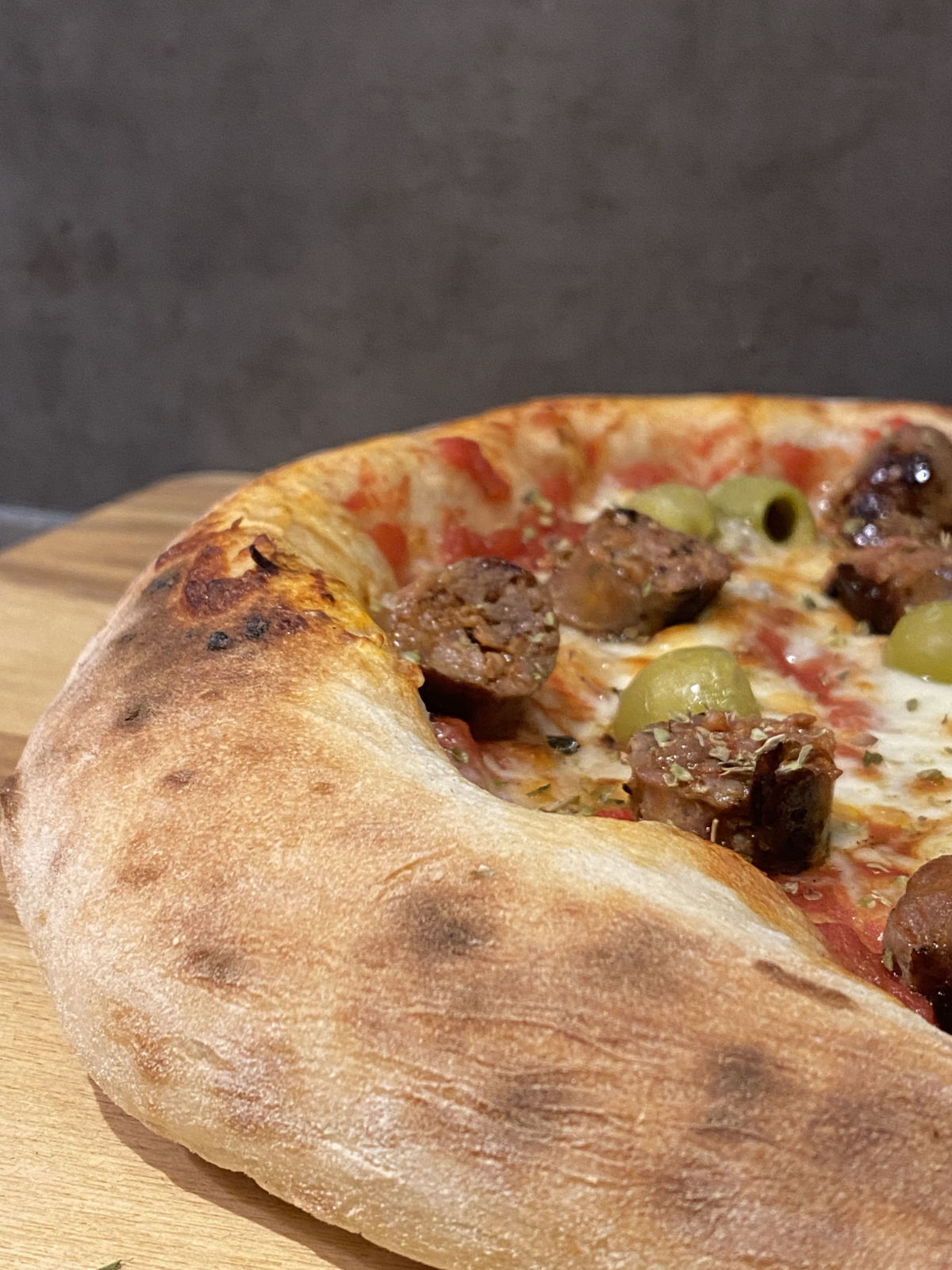 fertige Pizza vom Pizzastahl Salamico