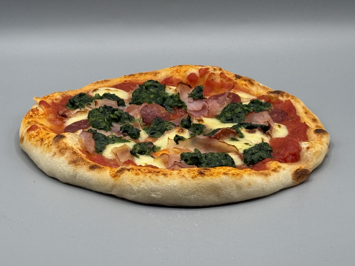 Herzhafte Pizza mit Schinken, Salami & Spinat – Ein Klassiker mit Twist