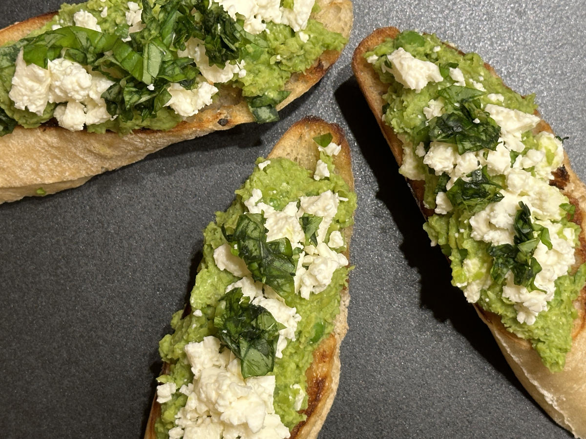 Erbsenpüree Bruschetta mit Feta und Basilikum: Einfaches Rezept für knusprige Vorspeise