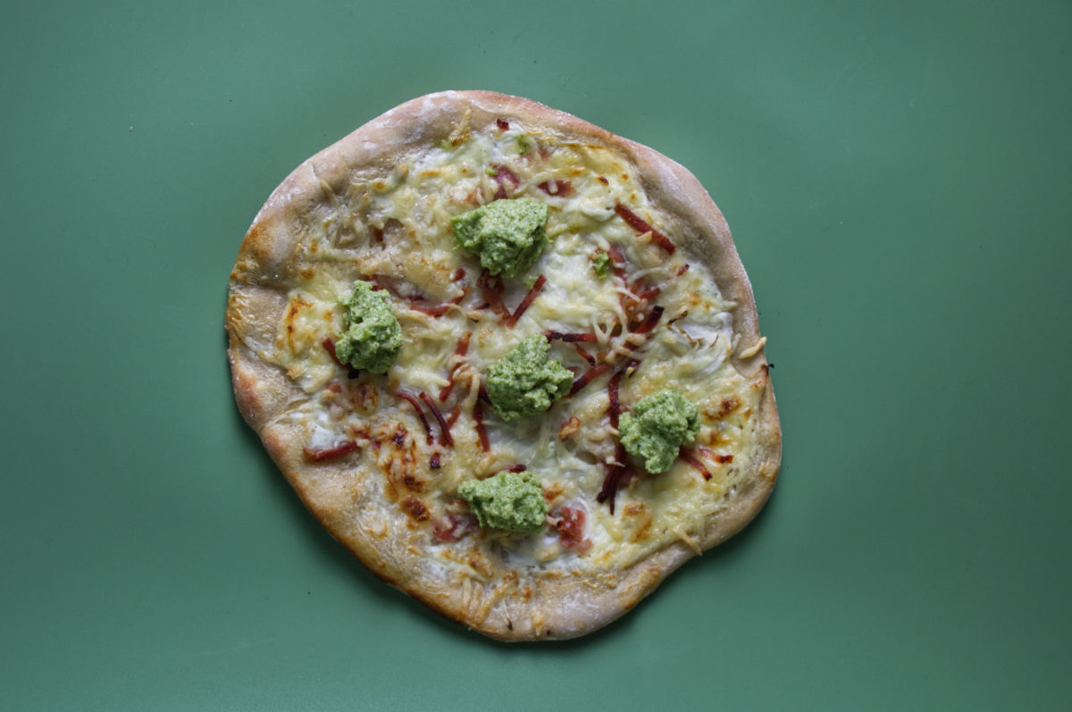 Flammkuchen mit Brokkoli-Pesto und Crème Fraîche – Kreative Flammkuchen-Variante