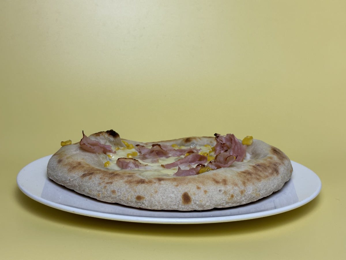 Pizza Mimosa: Pizza Bianca mit Mais und Sahne