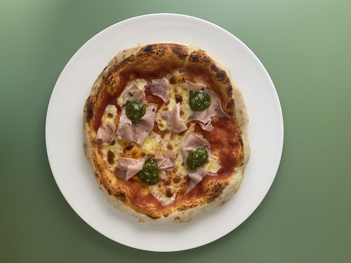 Pizza mit Mortadella und Pistazien-Pesto