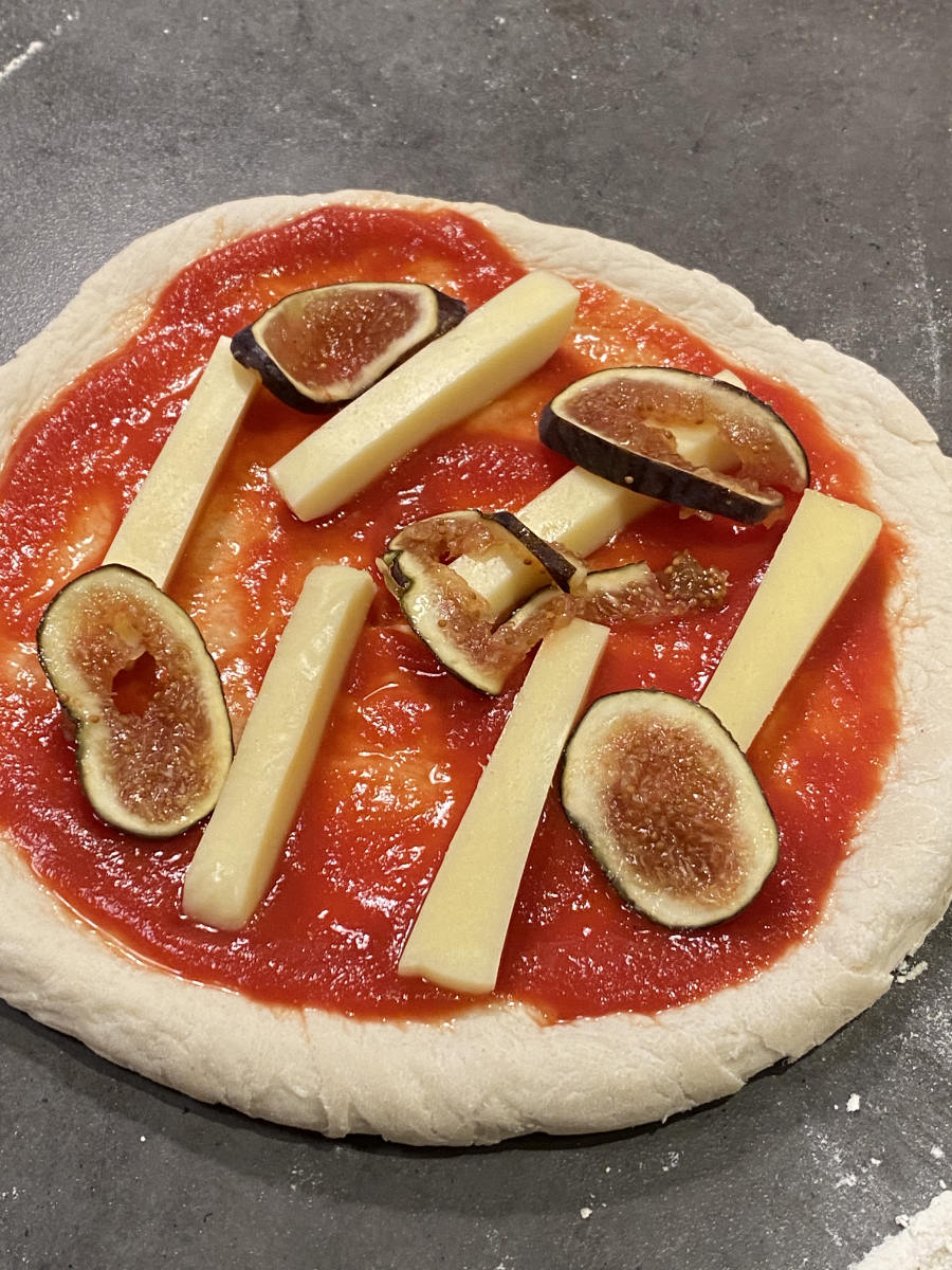 pizza mit frische feigen parmaschinken belegt Salamico