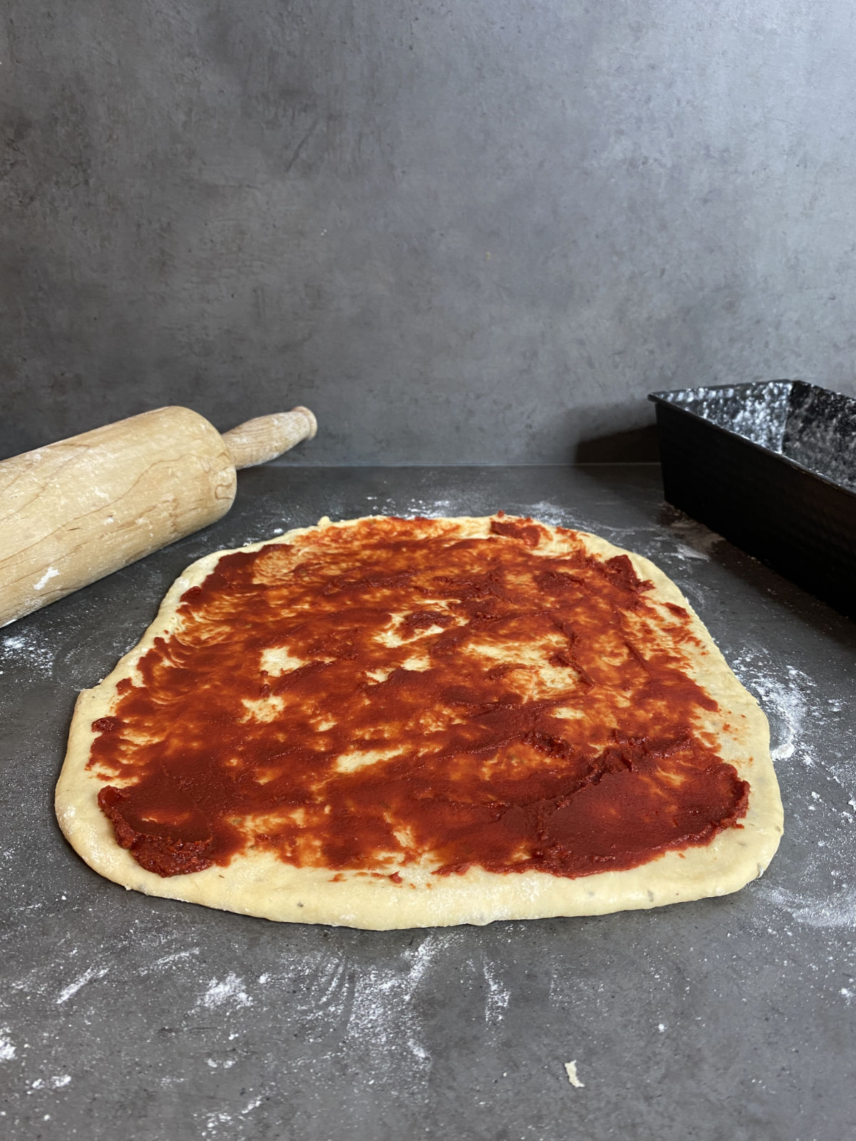 1 pizzabubka ausrollen Salamico