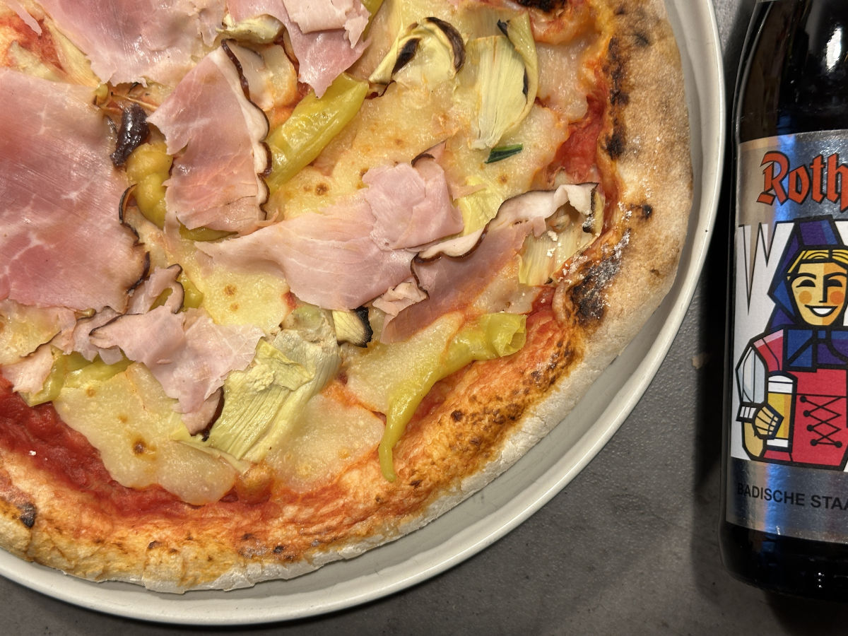 Bier oder Wein: Was trinkt man zur Pizza?