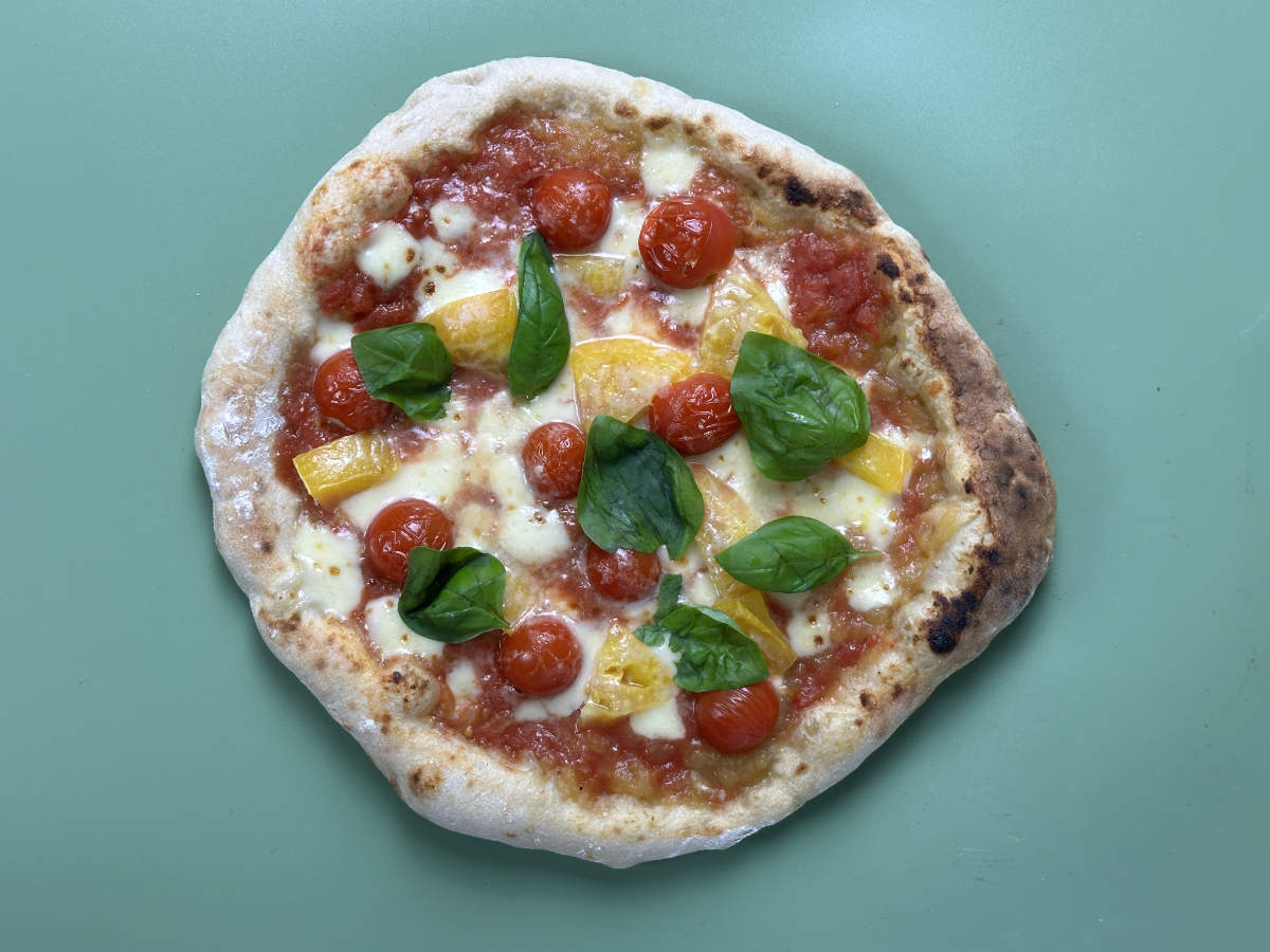 Pizza Napoletana ai Tre Pomodori:  Rezept für die perfekte Tomatenpizza zuhause