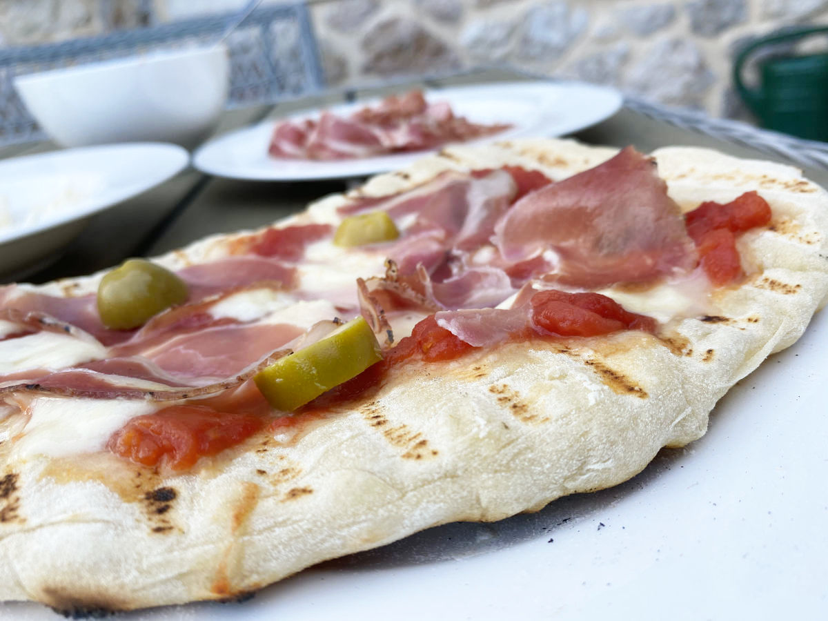 Grill-Pizza ohne Pizzastein: So backst du eine BBQ Pizza auf dem Grill